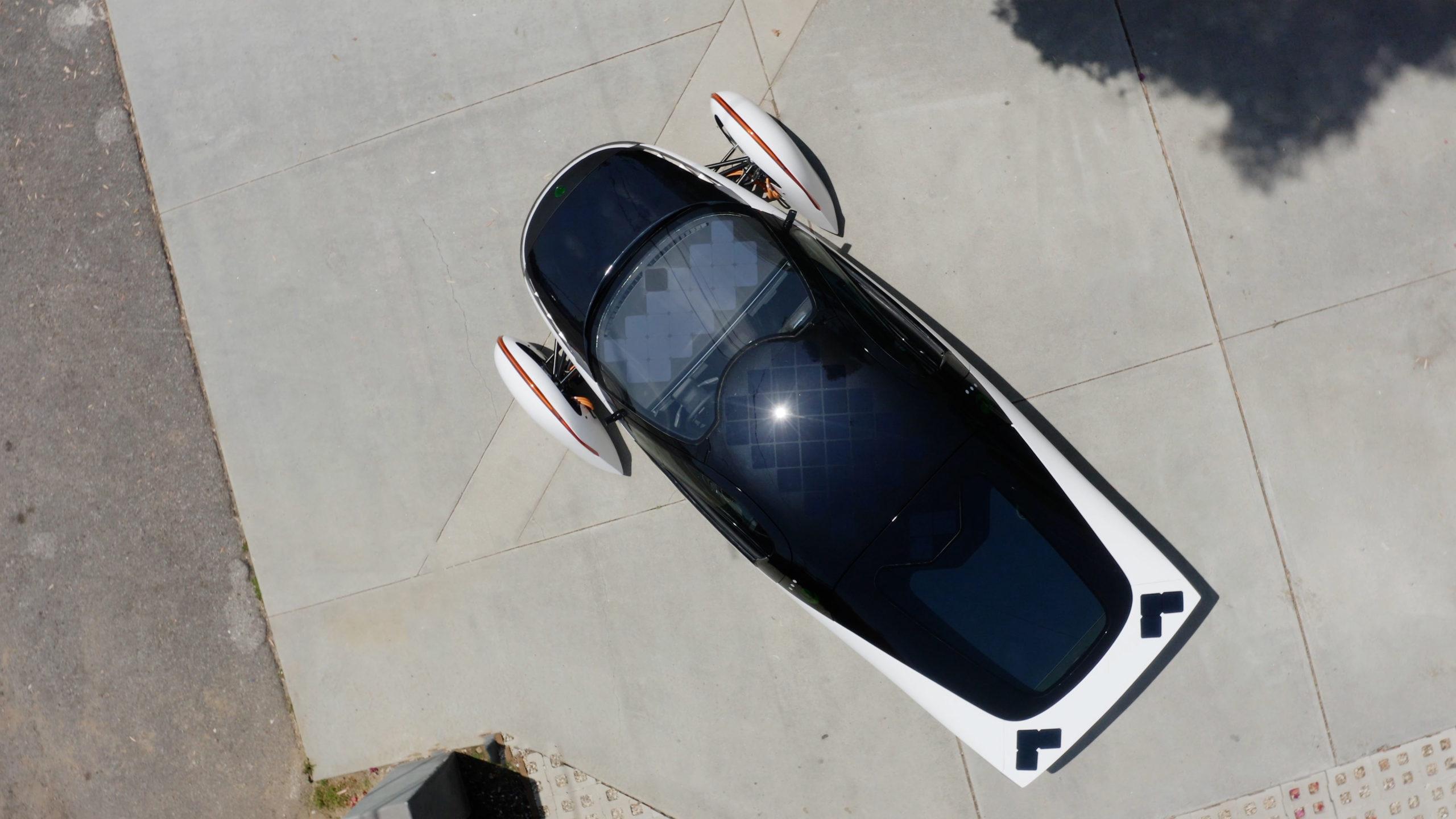 With built-in solar panels, the car promises an autonomy of 64 kilometers per day (Source: Aptera/description)