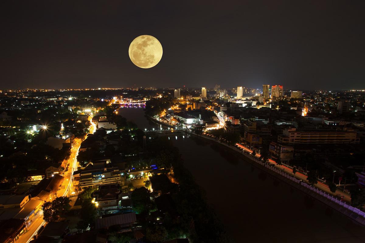 Imagem de superlua feita na cidade de Chiang mai, na Tailândia