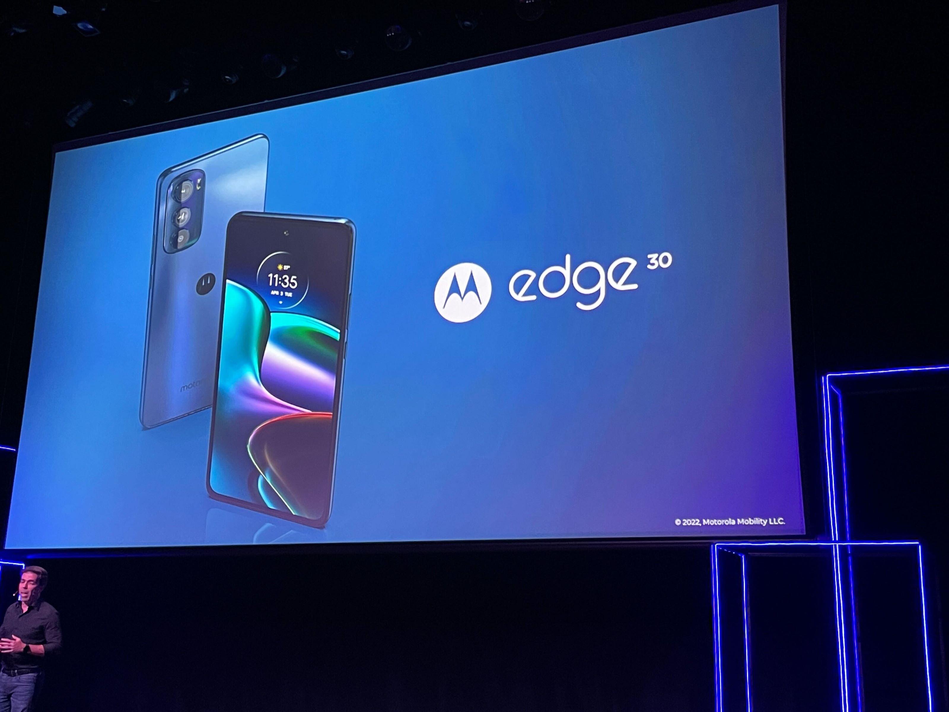 Motorola Edge 30 chega ao Brasil por R$ 3.999