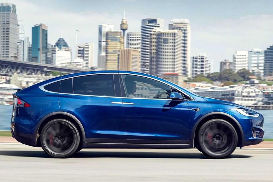 Tesla aumenta preço de seus carros elétricos mais uma vez
