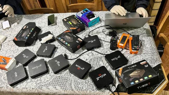 Os policiais apreenderam várias unidades de box TV com malware comercializadas pelos investigados.
