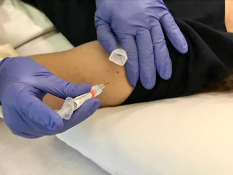 Na imagem, um voluntário recebe a vacina BPL-1357 por via intramuscular