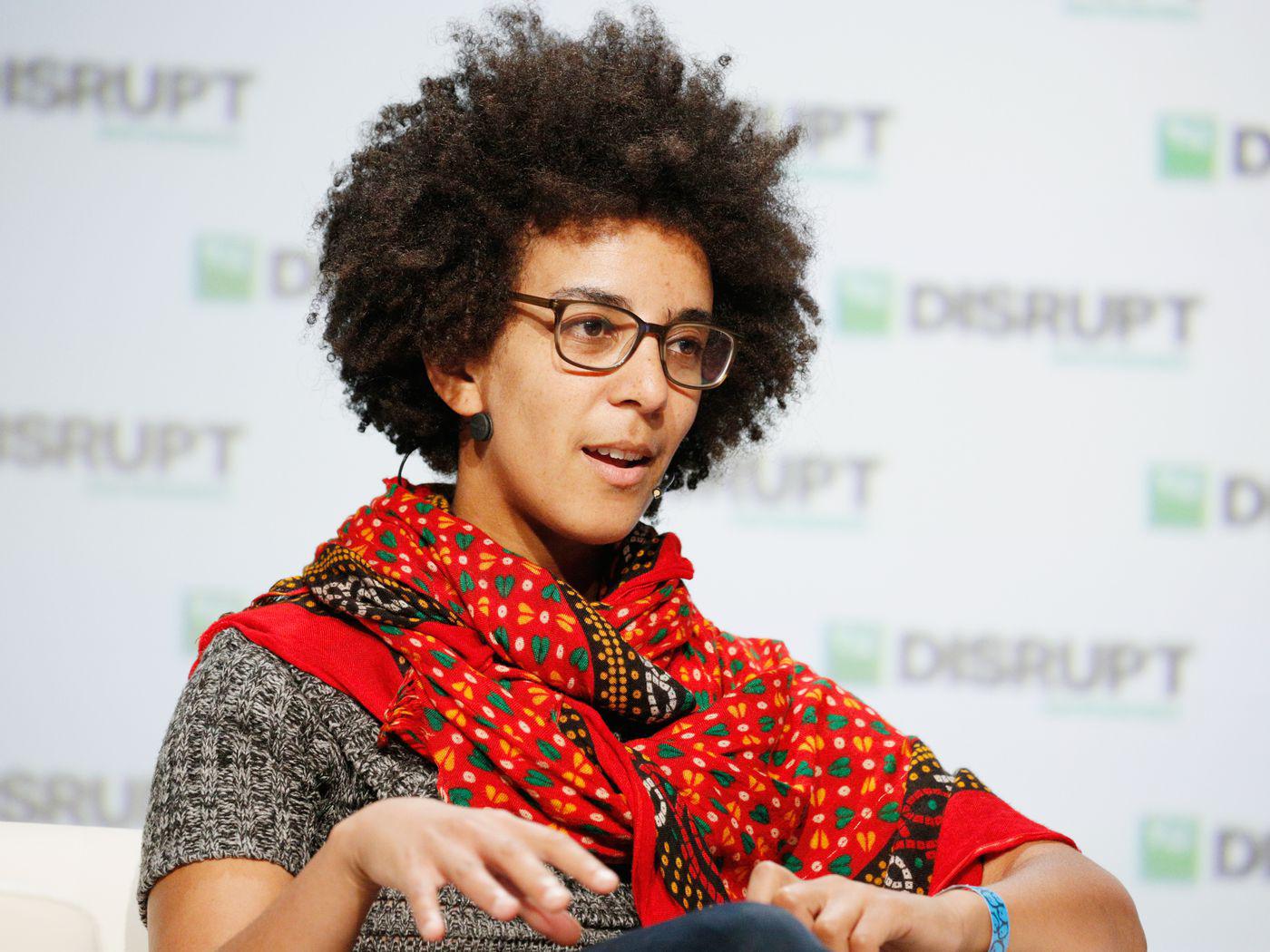 Timnit Gebru. (Fonte: The Verge/Reprodução)