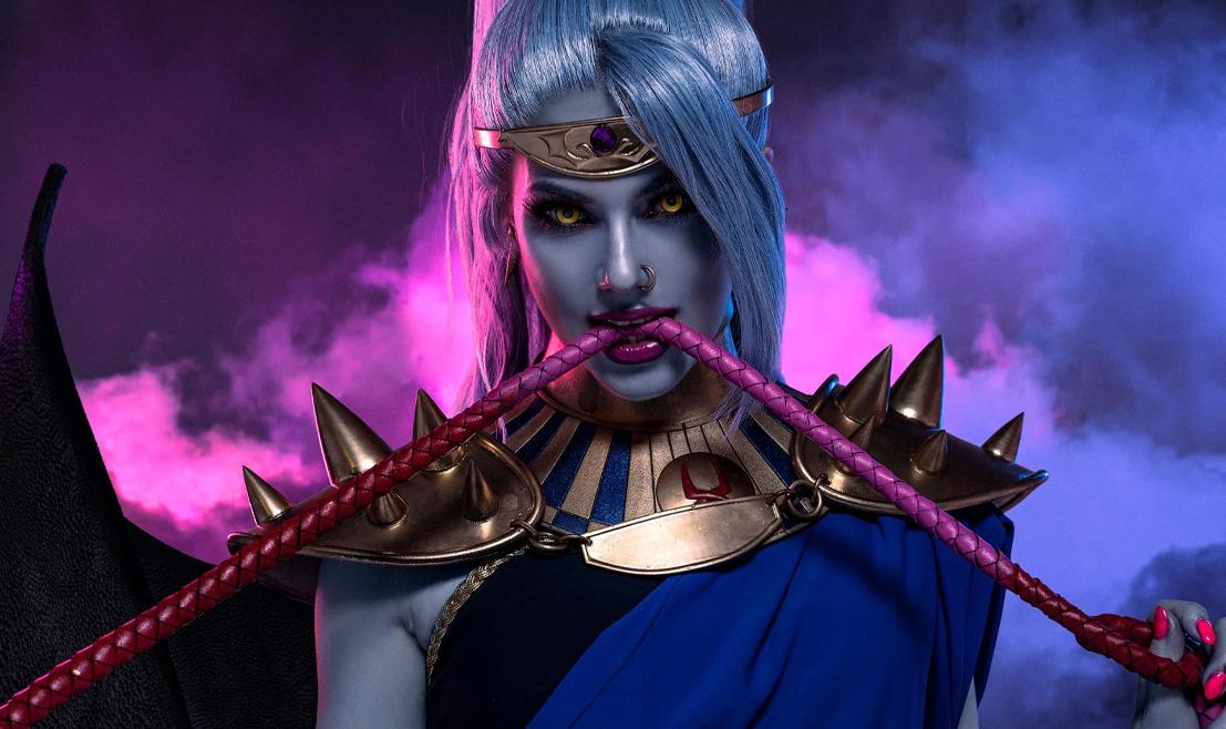 Hades: cosplay quase perfeito exibe a beleza de Megaera