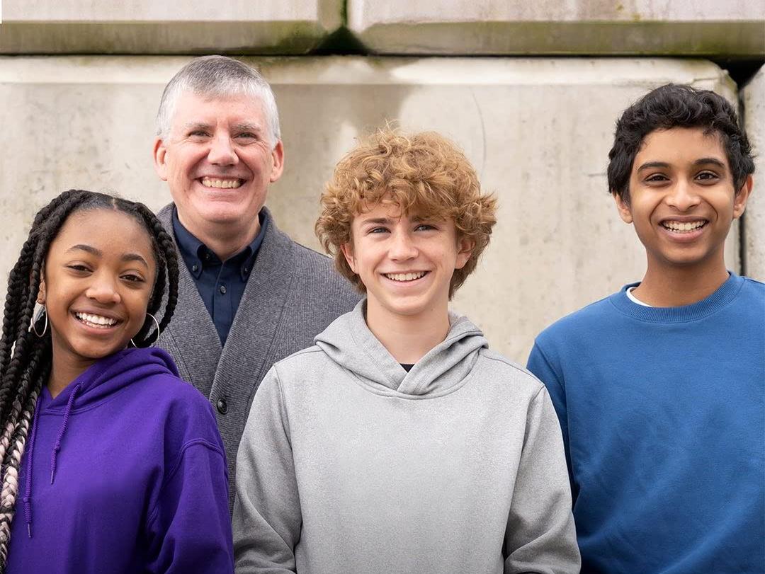 Rick Riordan com o elenco de 'Percy Jackson e os Olimpianos'.