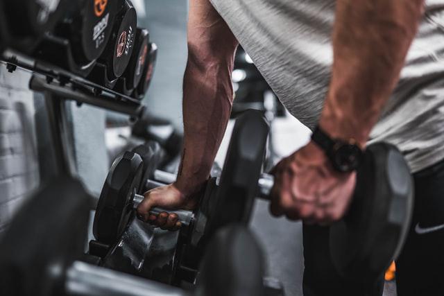A musculação vai além do estético, oferecendo benefícios que aumentam a qualidade de vida. (Unsplash/Reprodução)