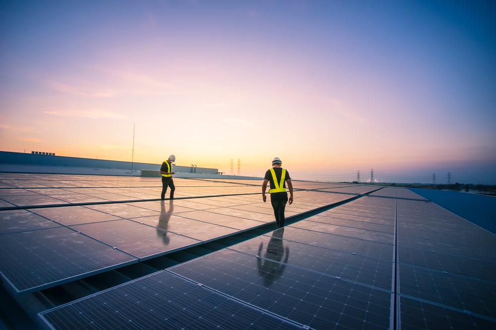 As fazendas solares podem ser instaladas em telhados de estacionamentos, prédio ou áreas que não estão em utilização.