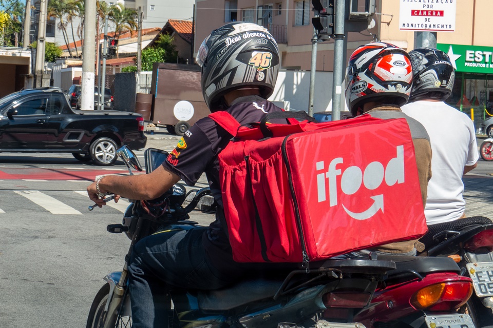 iFood lança serviço de atendimento 24h para entregadores acidentados