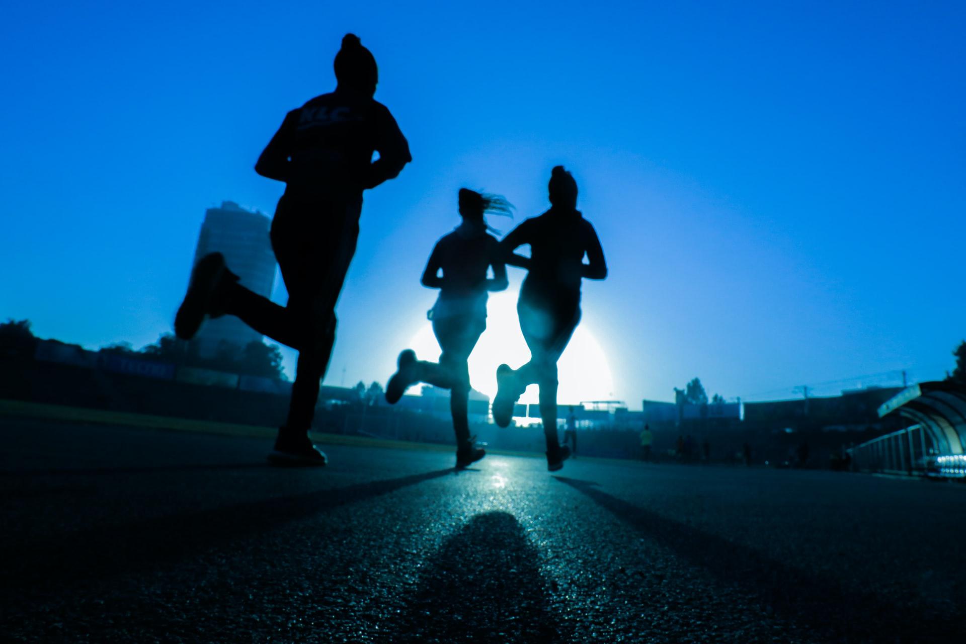 A corrida é considerada um ótimo exercício para a queima de gordura. (Fonte: Unsplash/Reprodução)