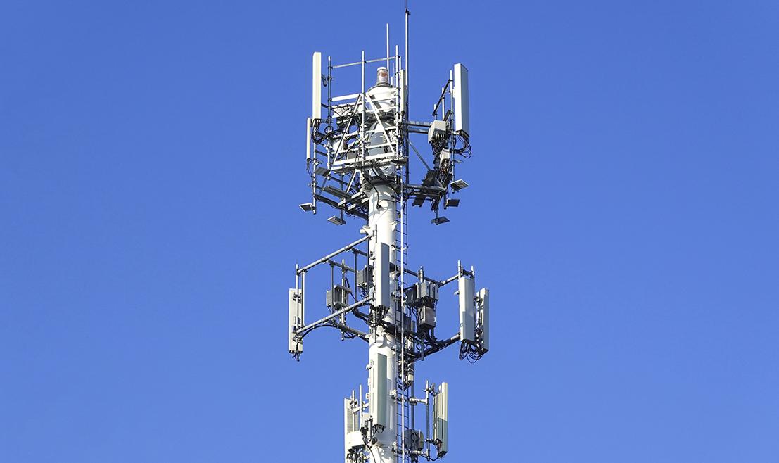 Para seguir as regras do 5G no Brasil, as operadoras devem instalar uma antena para cada 100 mil habitantes. 