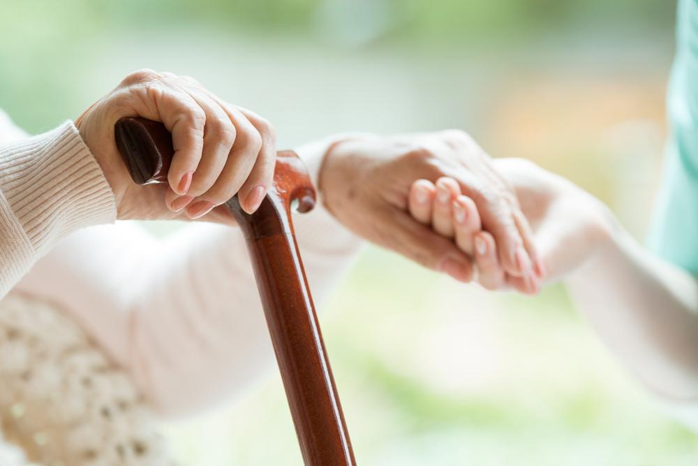 Nos Estados Unidos, mais de 5,8 milhões de pessoas sofrem com Alzheimer e demência; no Brasil, a estimativa sugere cerca de 2 milhões de pessoas.