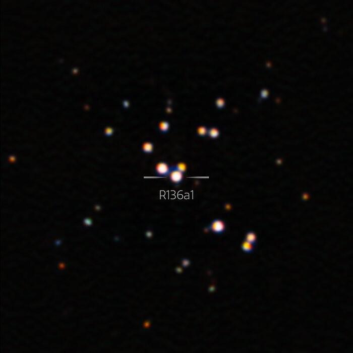A R136a1, aninhada no centro da Nebulosa da tarântula. (Fonte: Observatório Internacional Gemini/NOIRLab/NSF/AURA/Divulgação.)