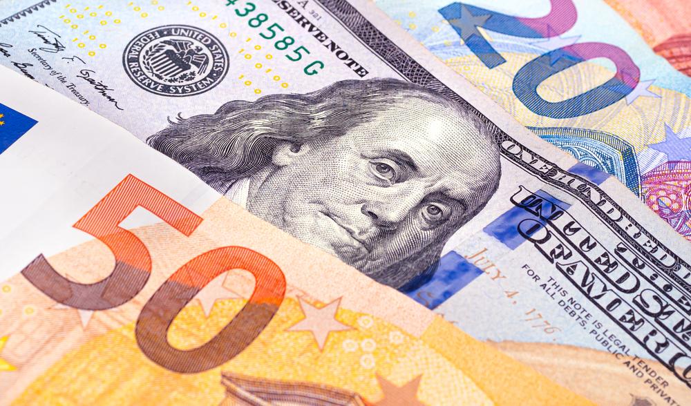 Euro perde paridade com o dólar pela primeira vez em 20 anos