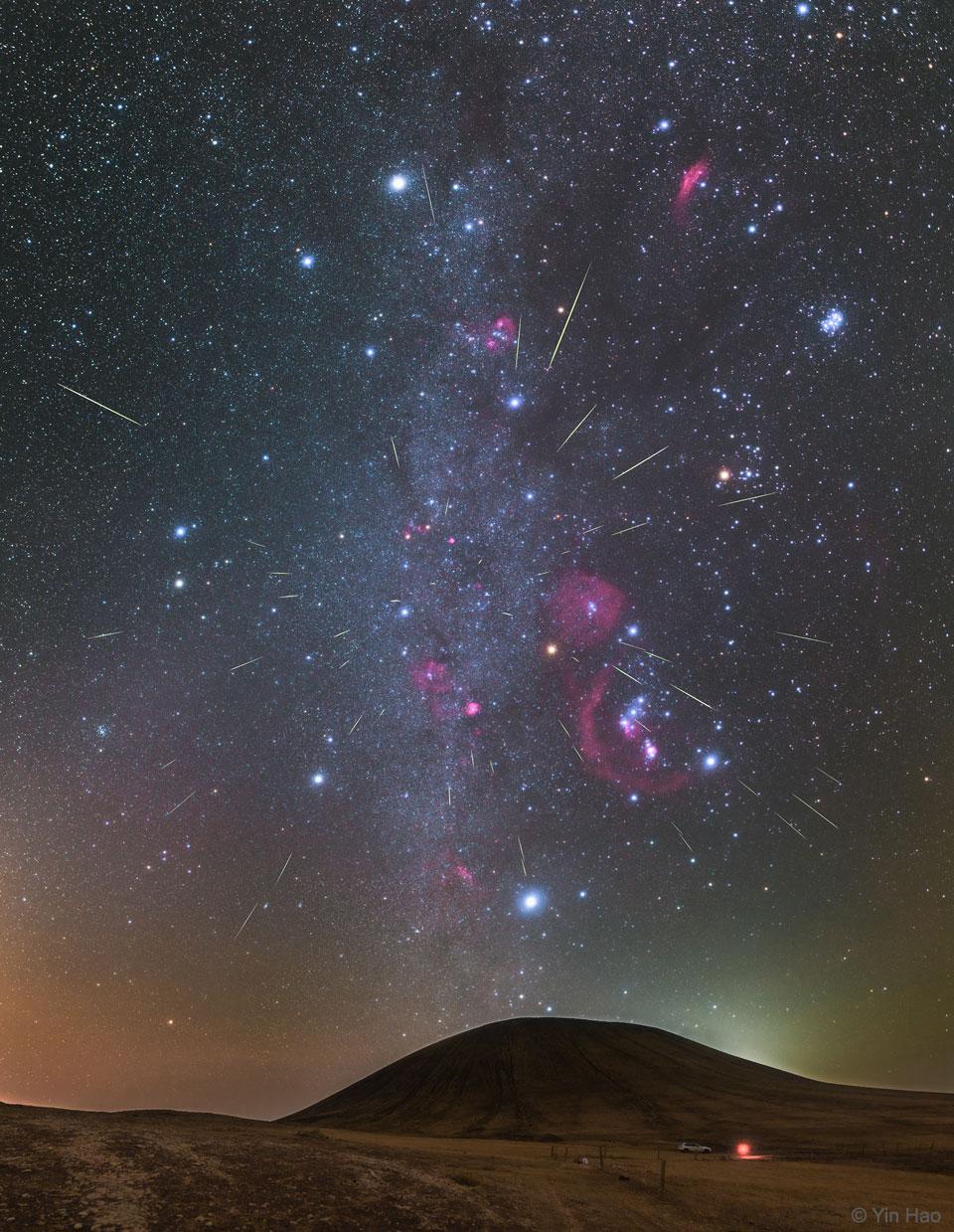 Orionidische Meteore fallen in den mongolischen Himmel.