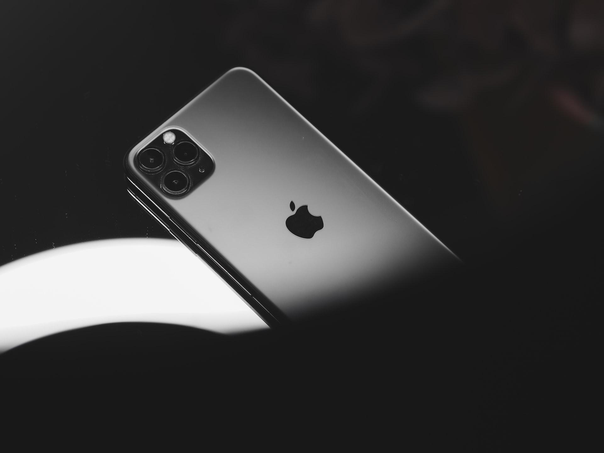 Em 2017, a Qualcomm alegou que os iPhones infringiram o uso de tecnologias móveis pela empresa.