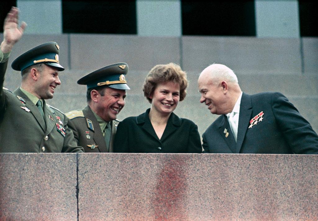 Valentina com o presidente Nikita e os cosmonautas Pavel Popovich e Yuri Gagarin (Fonte: Wikimedia/V. Malyshev)