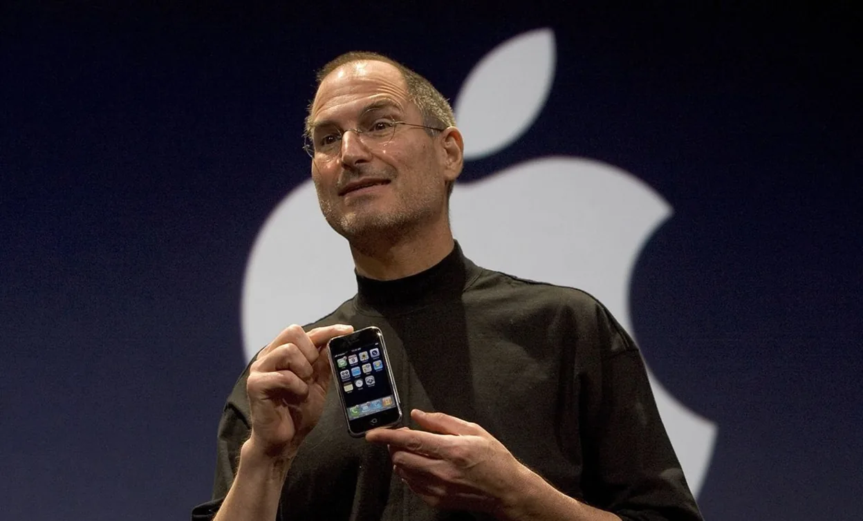 Steve Jobs apresentando o primeiro iPhone em 2007.