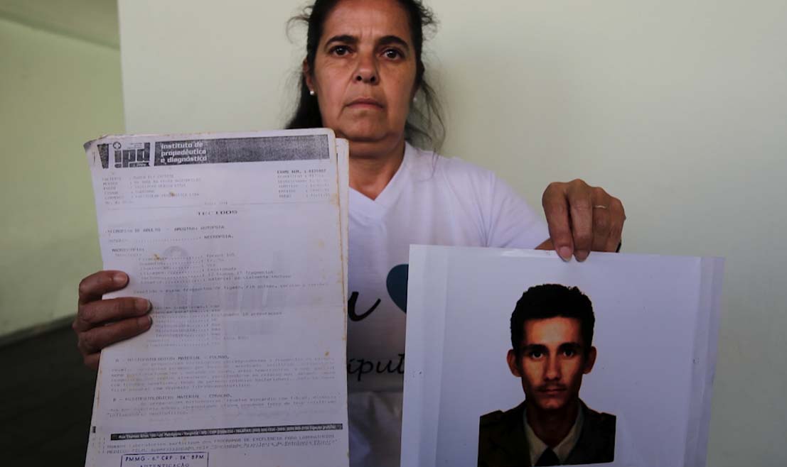 Marco Eli Chereze's sister, Marta Tavares, shows her sister's photo and the report with the cause of death.