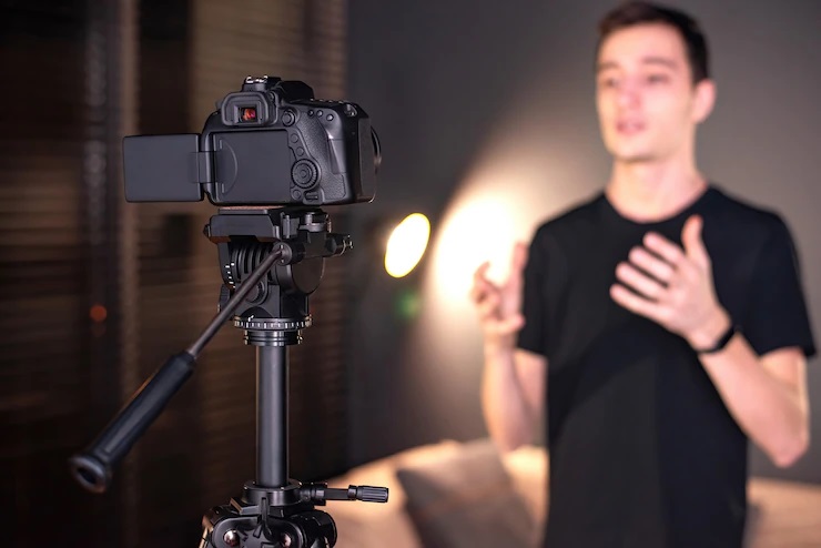 Youtubers famosos conseguem arrecadar alguns dólares na plataforma, mas também investem em outras formas de ganhar dinheiro. (Freepik/Reprodução)