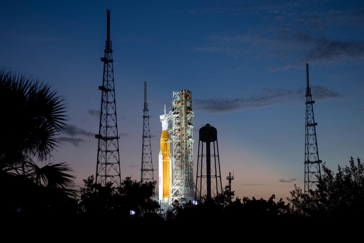 O foguete SLS da NASA colocará a espaçonave Orion em órbita para a Lua