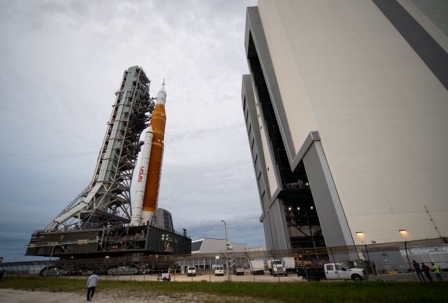 O foguete SLS e a cápsula Orion estão preparados para decolar na Flórida