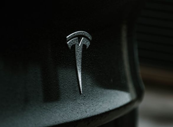 Ações da Tesla caíram para seu menor valor nos últimos dois anos