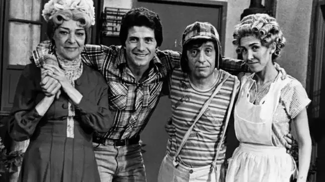 Héctor Bonilla, à esquerda, ao lado de Angelines Fernández, Roberto Gómez Bolaños e Florinda Meza. (Twitter/Reprodução)