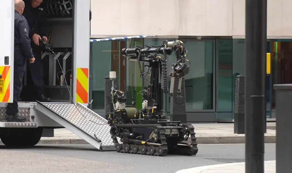 Imagem de um robô usado para desarmar bombas;  Aliás, esses robôs já são usados ​​pela polícia em diversas regiões dos EUA (Reprodução/The Guardian)