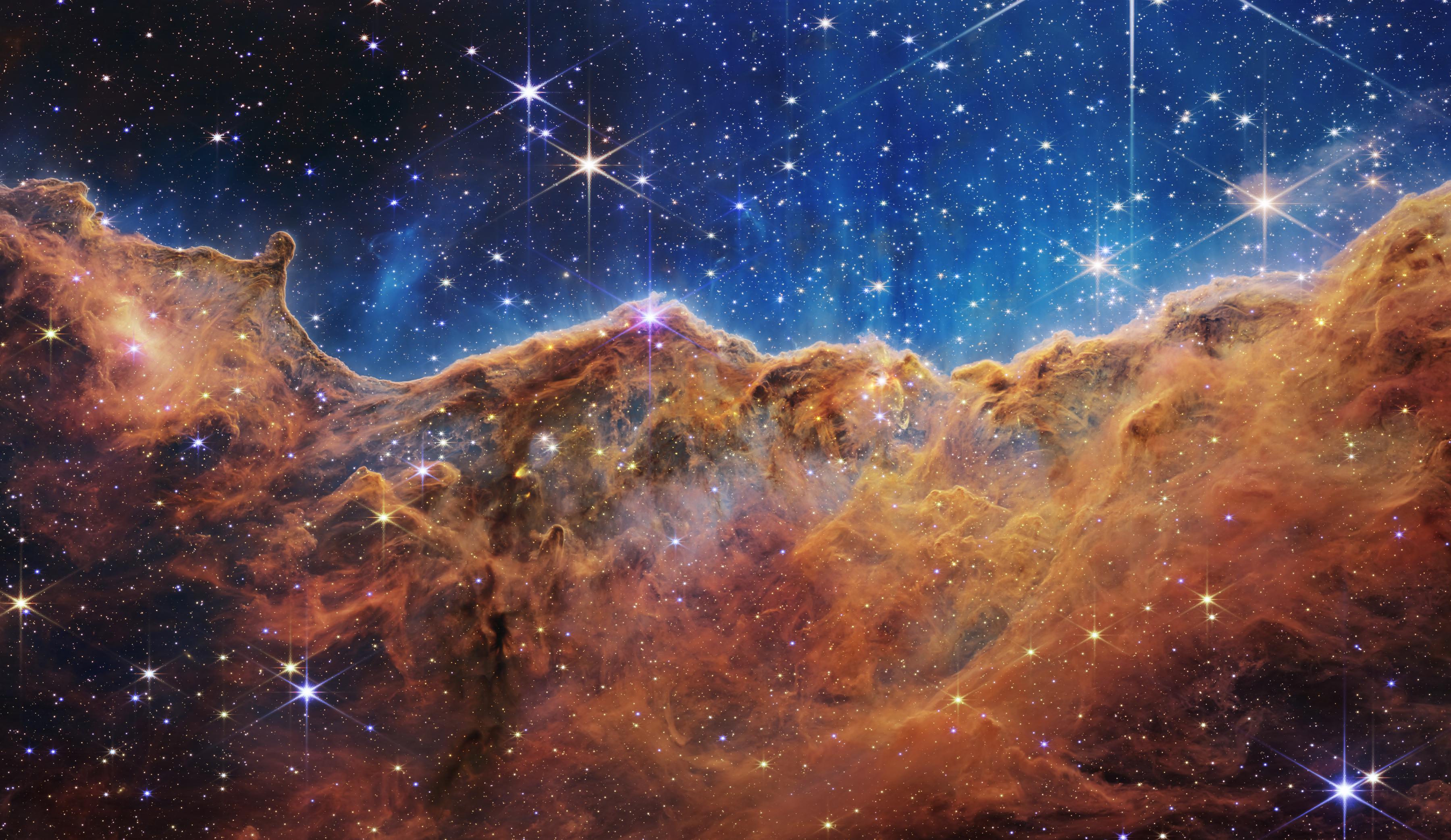 Os Penhascos Cósmicos na Carina Nebula.