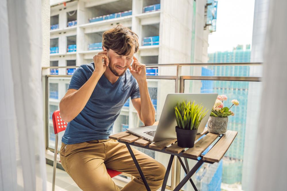 Durante o dia, nossos ouvidos tem muitos sons diferentes para processar (Fonte: Shutterstock)