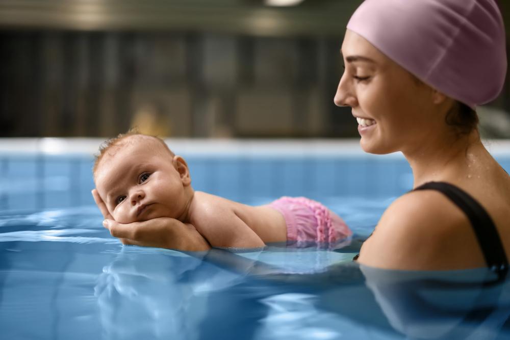 It has become common to accustom babies to swimming.