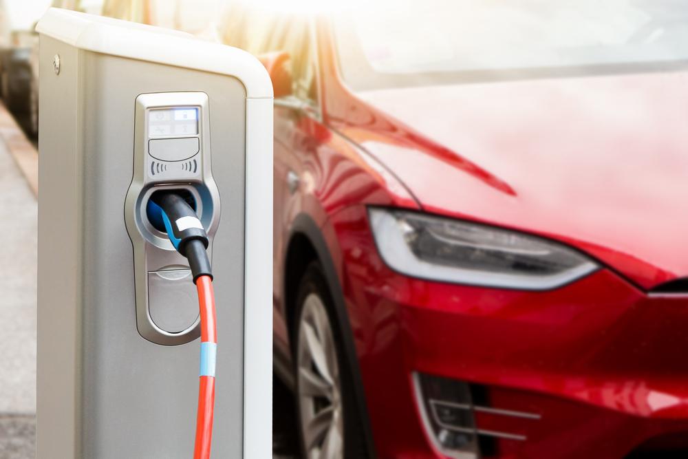 A procura por carros elétricos bateu recorde ano passado, seguindo uma tendência de aumento desde 2014