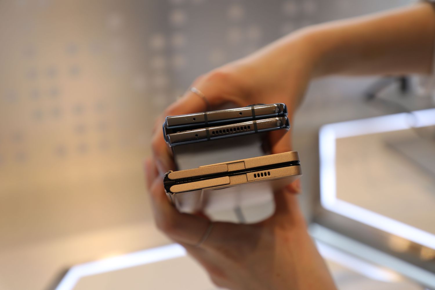 The new hinge (below) greatly reduces the folding space of the phone.