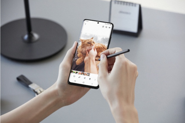Compatible with the S Pen, the Galaxy S21 Ultra is the most powerful phone in the series.