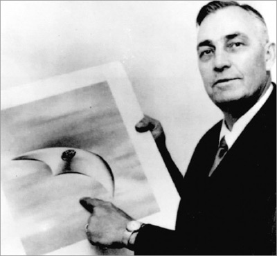 Illustration with a description of the UFO allegedly observed by pilot Kenneth Arnold and his.