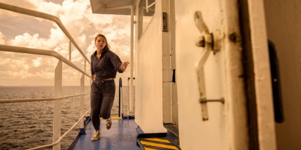 Sarah sequestrada no barco de seus pais.  (Fonte: Netflix/Divulgação)