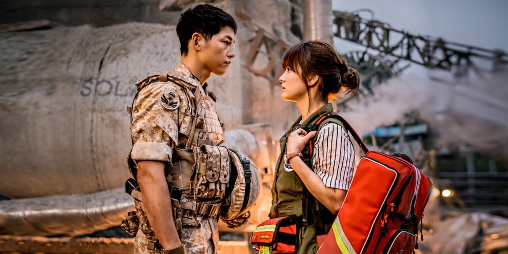O casal formado na série de um militar com uma médica. (Fonte: Netflix/Divulgação)