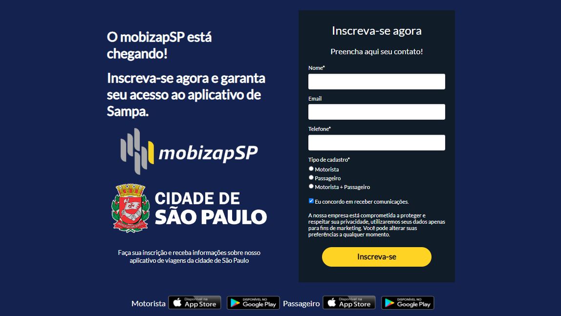 Uma captura da tela inicial do aplicativo, com o fundo azul, texto em branco e o botão inscreva-se em amarelo. Do lado direito, há uma caixa com o formulário de cadastro, solicitando nome, email e telefone, e as opções para fazer o cadastro como motorista, passageiro e motorista + passageiro. Os logos do aplicativo e da prefeitura de São Paulo estão do lado esquerdo, junto com o texto: o mobizapSP está chegando! Inscreva-se agora e garanta seu acesso ao aplicativo de Sampa. Faça sua inscrição e receba informações sobre nosso aplicativo de viagens da cidade de São Paulo. No rodapé, estão os botões para baixar o app como motorista ou passageiro, na App Store e Google Play.