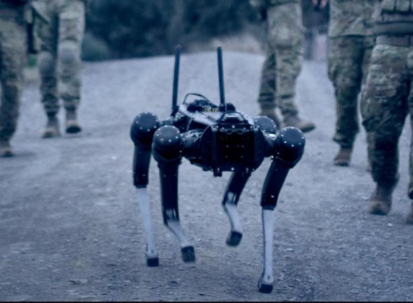 A tecnologia foi recentemente demonstrada pelo Exército Australiano, onde soldados operaram um robô quadrúpede Ghost Robotics usando a interface cérebro-máquina. Divulgação: Exército Australiano.