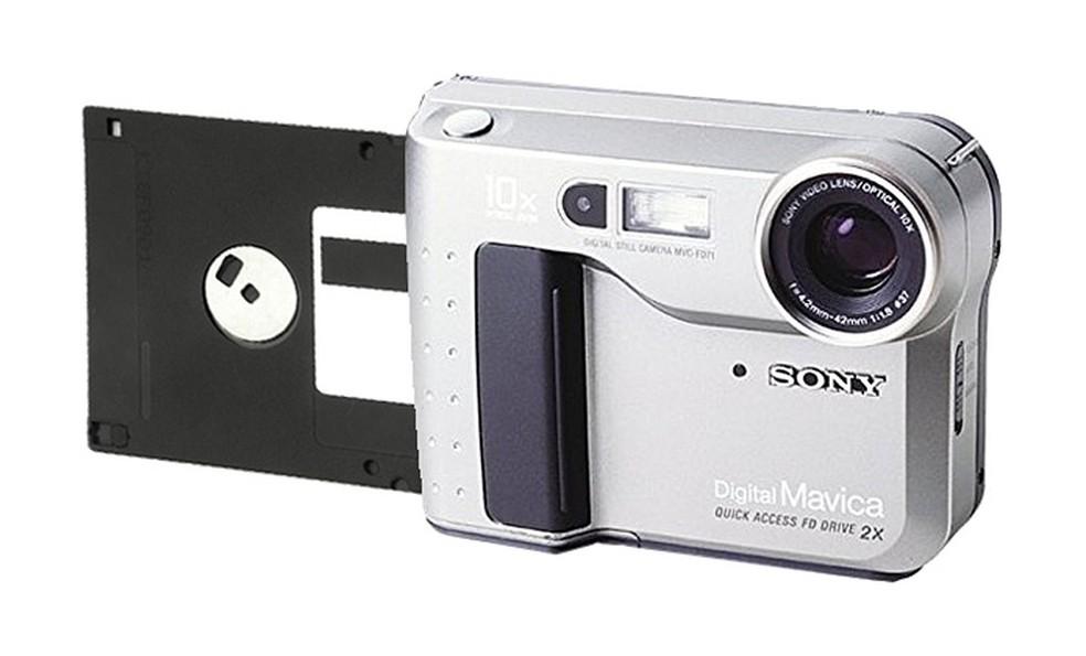 Câmera digital da Sony com entrada para disquete de 3,5 polegadas.