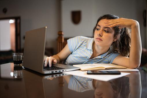 How to maintain good posture using screens?