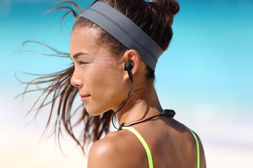 Fones de ouvido Bluetooth é o melhor acessório para malhar.