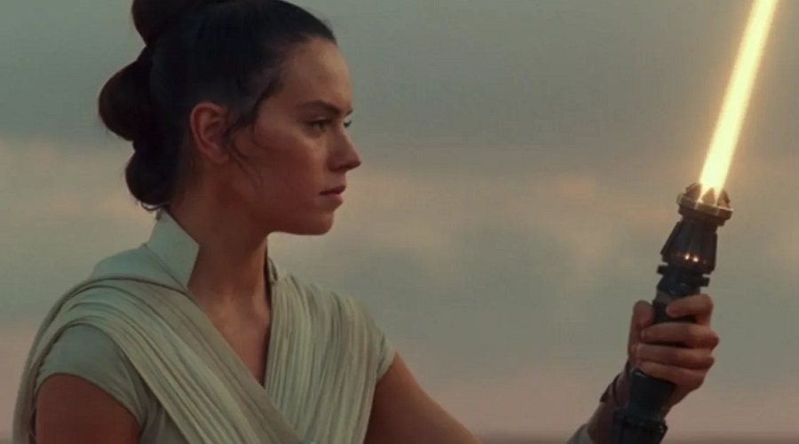 Daisy Ridley vai interpretar Rey novamente no filme futuro de Star Wars.  (Disney/Reprodução)