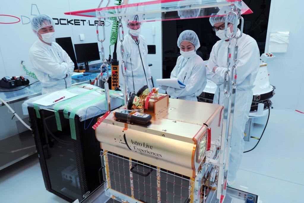 Equipe da Sky Canvas prepara esferas "replicadoras de meteoros" para serem lançadas na atmosfera