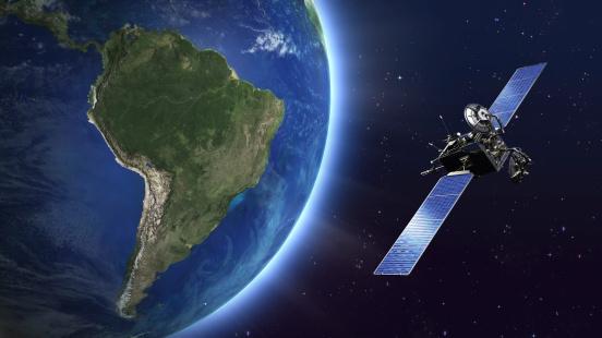 Para o satélite não se perder no espaço, a gravidade da Terra precisa equilibrar sua força centrífuga.