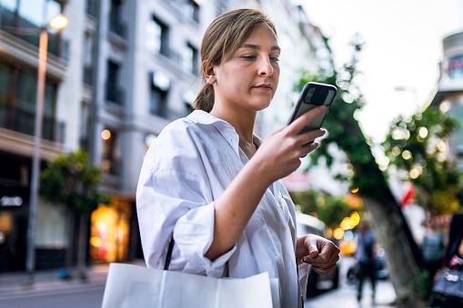 Ao solicitar um carro de aplicativo, as tarifas podem variar por conta de uma série de fatores. (GettyImages/Reprodução)