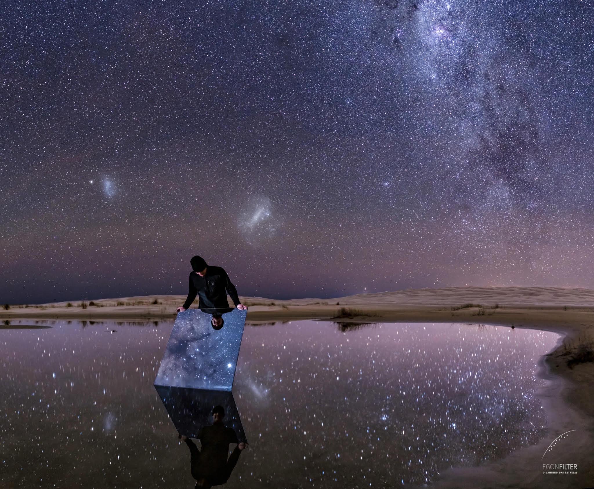 O céu estrelado à noite.