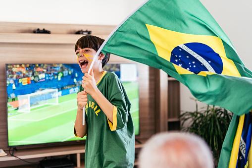 O futebol gera bons picos audiência para TVs, mas preferência dos telespectadores brasileiros ainda é por novelas. (Fonte: GettyImages/Reprodução)