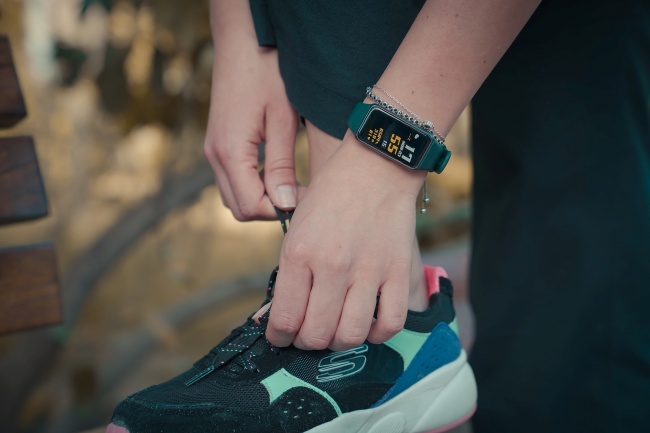 The smart band has the ability to monitor various sports.