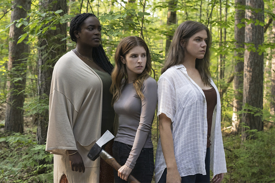 Sophie (Wunmi Mosaku), Alice (Anna Kendrick) e Tess (Kaniehtiio Hornem) em “Querida Alice”.